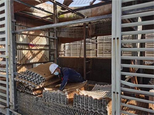 橫流冷卻塔內(nèi)壁發(fā)生堵漏情況如何處理(冷卻塔逆流與